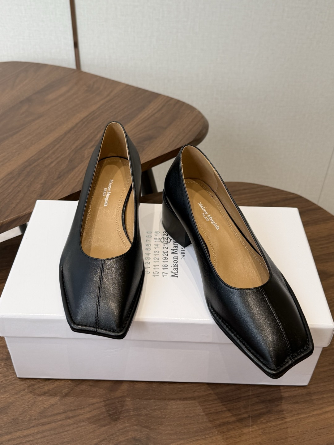 Maison Margiela丨MM6马吉拉26ss方头高跟鞋 原版开模真皮鞋底 原版套楦鞋型很大方 搭配各种风格都 轻 Maison Margiela丨MM6马吉拉26ss方头高跟鞋 原版开模真皮鞋底 原版套楦鞋型很大方 搭配各种风格都 轻