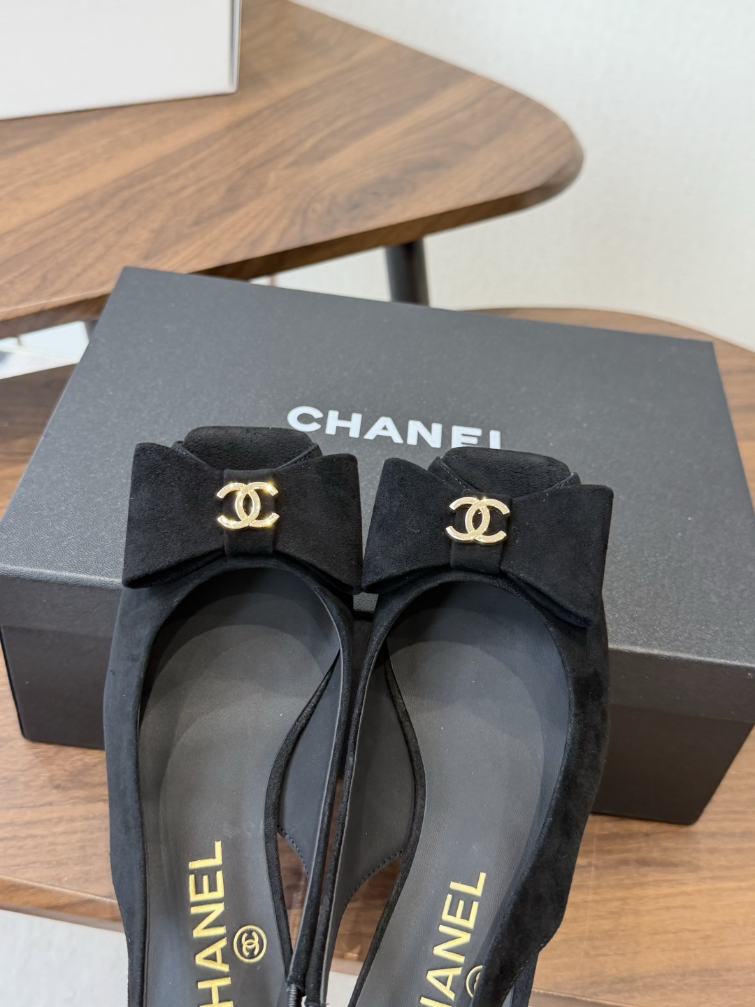 chanel 小香 26ss最新鱼嘴方头高跟鞋 蝴蝶结凉鞋 轻奢而不累脚、上脚可随意搭配春夏的服饰、更加彰显质感和品味、 chanel 小香 26ss最新鱼嘴方头高跟鞋 蝴蝶结凉鞋 轻奢而不累脚、上脚可随意搭配春夏的服饰、更加彰显质感和品味、