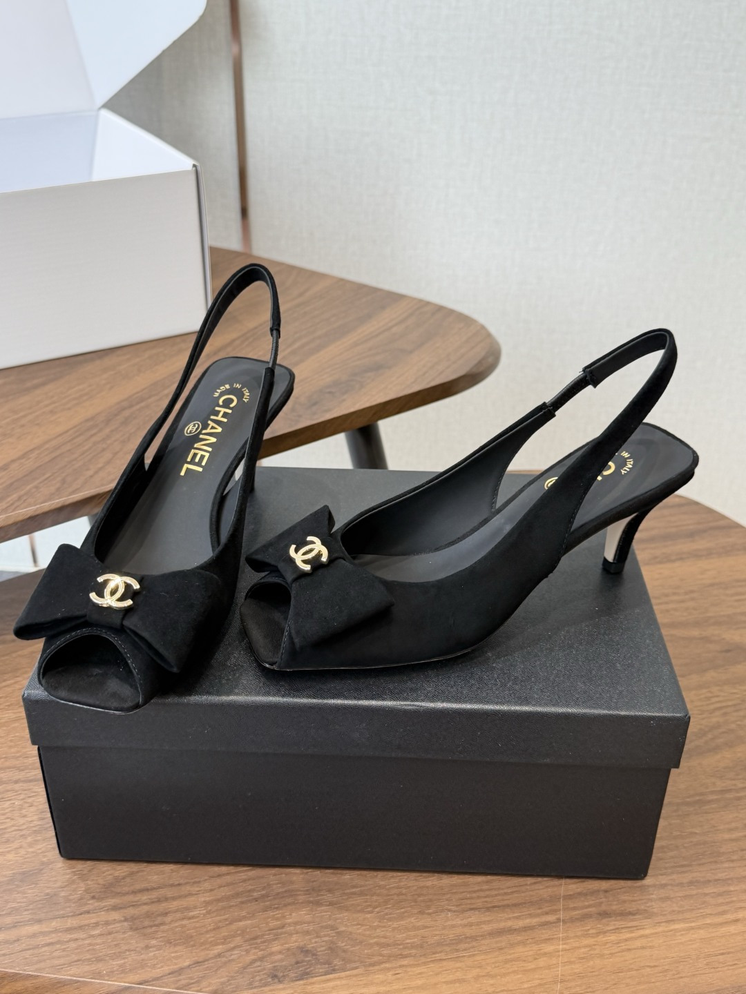 chanel 小香 26ss最新鱼嘴方头高跟鞋 蝴蝶结凉鞋 轻奢而不累脚、上脚可随意搭配春夏的服饰、更加彰显质感和品味、 chanel 小香 26ss最新鱼嘴方头高跟鞋 蝴蝶结凉鞋 轻奢而不累脚、上脚可随意搭配春夏的服饰、更加彰显质感和品味、