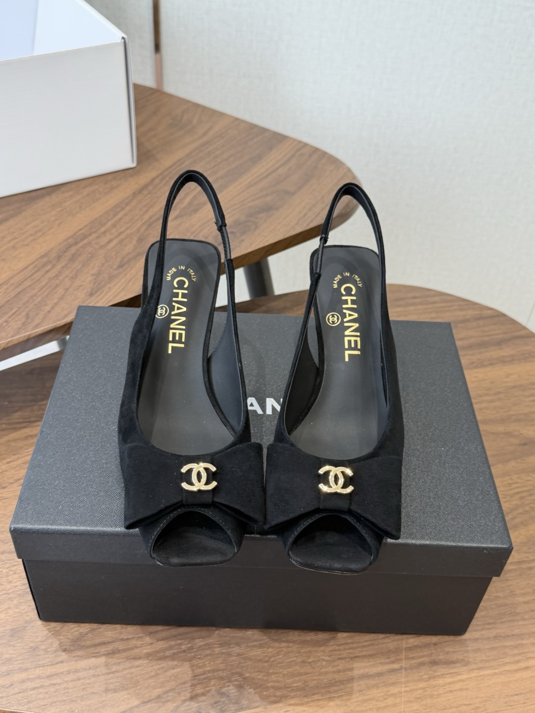 chanel 小香 26ss最新鱼嘴方头高跟鞋 蝴蝶结凉鞋 轻奢而不累脚、上脚可随意搭配春夏的服饰、更加彰显质感和品味、