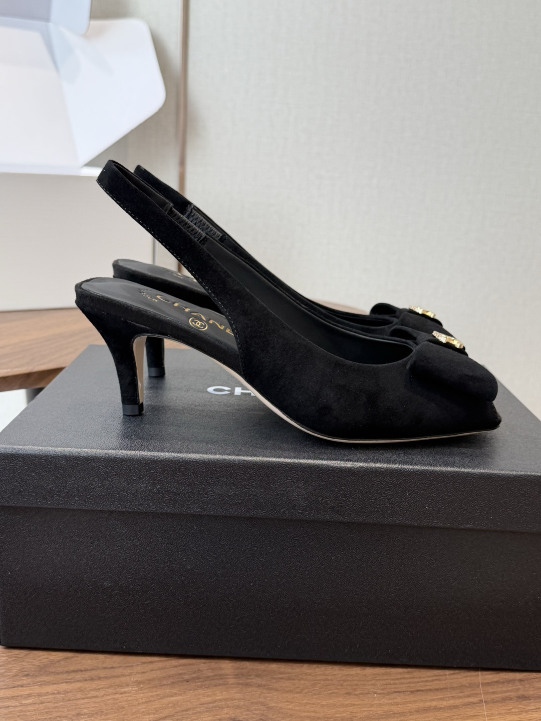 chanel 小香 26ss最新鱼嘴方头高跟鞋 蝴蝶结凉鞋 轻奢而不累脚、上脚可随意搭配春夏的服饰、更加彰显质感和品味、 chanel 小香 26ss最新鱼嘴方头高跟鞋 蝴蝶结凉鞋 轻奢而不累脚、上脚可随意搭配春夏的服饰、更加彰显质感和品味、