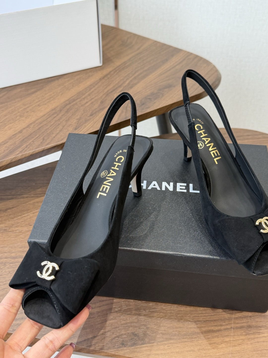 chanel 小香 26ss最新鱼嘴方头高跟鞋 蝴蝶结凉鞋 轻奢而不累脚、上脚可随意搭配春夏的服饰、更加彰显质感和品味、 chanel 小香 26ss最新鱼嘴方头高跟鞋 蝴蝶结凉鞋 轻奢而不累脚、上脚可随意搭配春夏的服饰、更加彰显质感和品味、