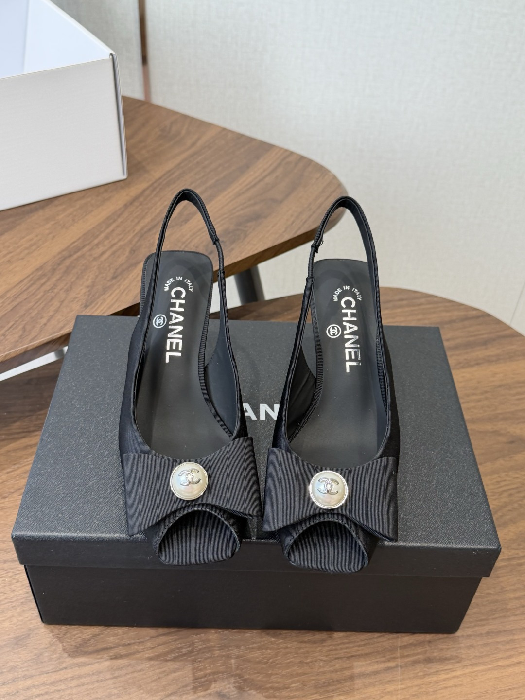 chanel 小香 26ss最新鱼嘴方头高跟鞋 蝴蝶结凉鞋 轻奢而不累脚、上脚可随意搭配春夏的服饰、更加彰显质感和品味、