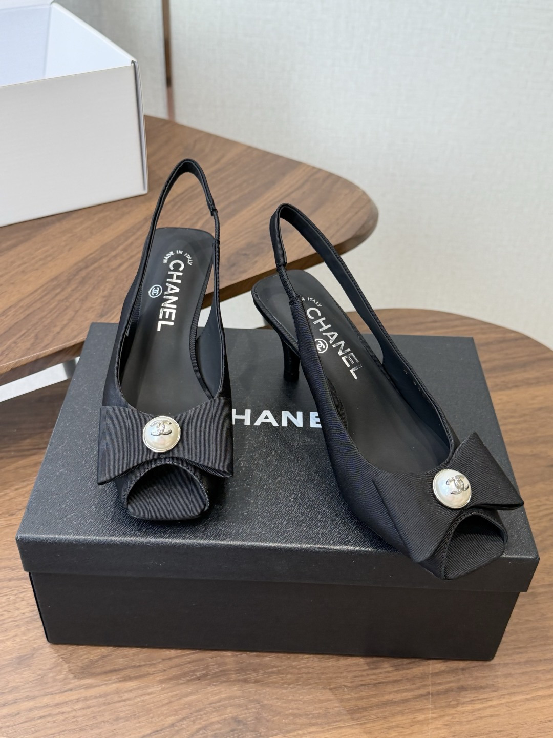 chanel 小香 26ss最新鱼嘴方头高跟鞋 蝴蝶结凉鞋 轻奢而不累脚、上脚可随意搭配春夏的服饰、更加彰显质感和品味、 chanel 小香 26ss最新鱼嘴方头高跟鞋 蝴蝶结凉鞋 轻奢而不累脚、上脚可随意搭配春夏的服饰、更加彰显质感和品味、