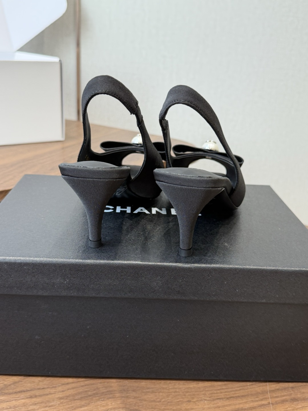 chanel 小香 26ss最新鱼嘴方头高跟鞋 蝴蝶结凉鞋 轻奢而不累脚、上脚可随意搭配春夏的服饰、更加彰显质感和品味、 chanel 小香 26ss最新鱼嘴方头高跟鞋 蝴蝶结凉鞋 轻奢而不累脚、上脚可随意搭配春夏的服饰、更加彰显质感和品味、