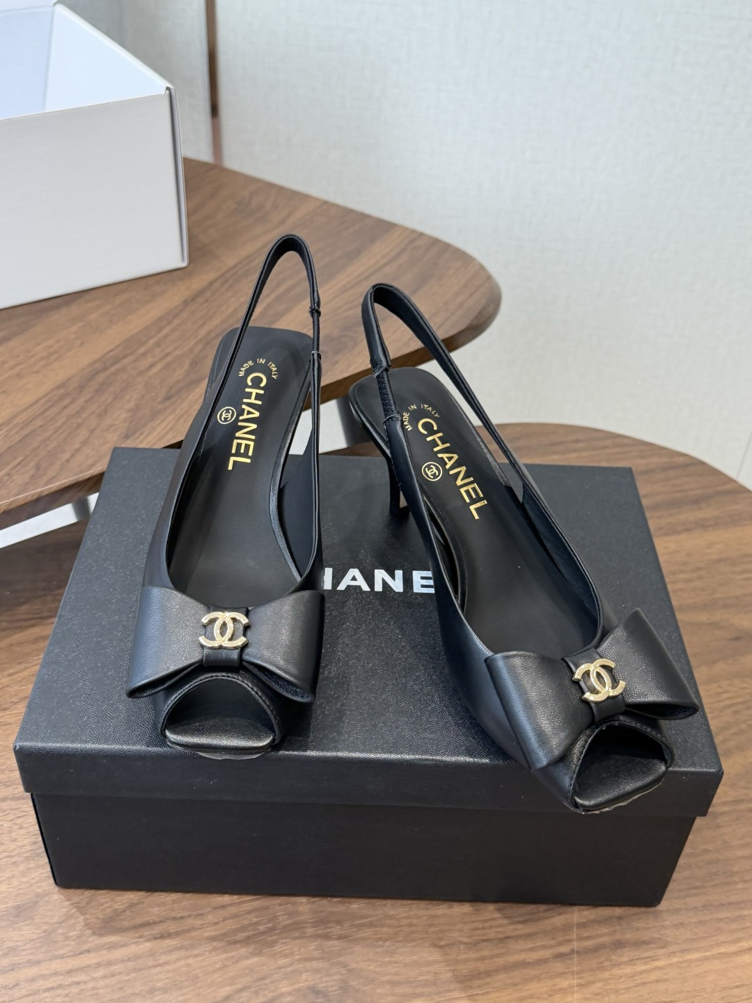 chanel 小香 26ss最新鱼嘴方头高跟鞋 蝴蝶结凉鞋 轻奢而不累脚、上脚可随意搭配春夏的服饰、更加彰显质感和品味、 chanel 小香 26ss最新鱼嘴方头高跟鞋 蝴蝶结凉鞋 轻奢而不累脚、上脚可随意搭配春夏的服饰、更加彰显质感和品味、