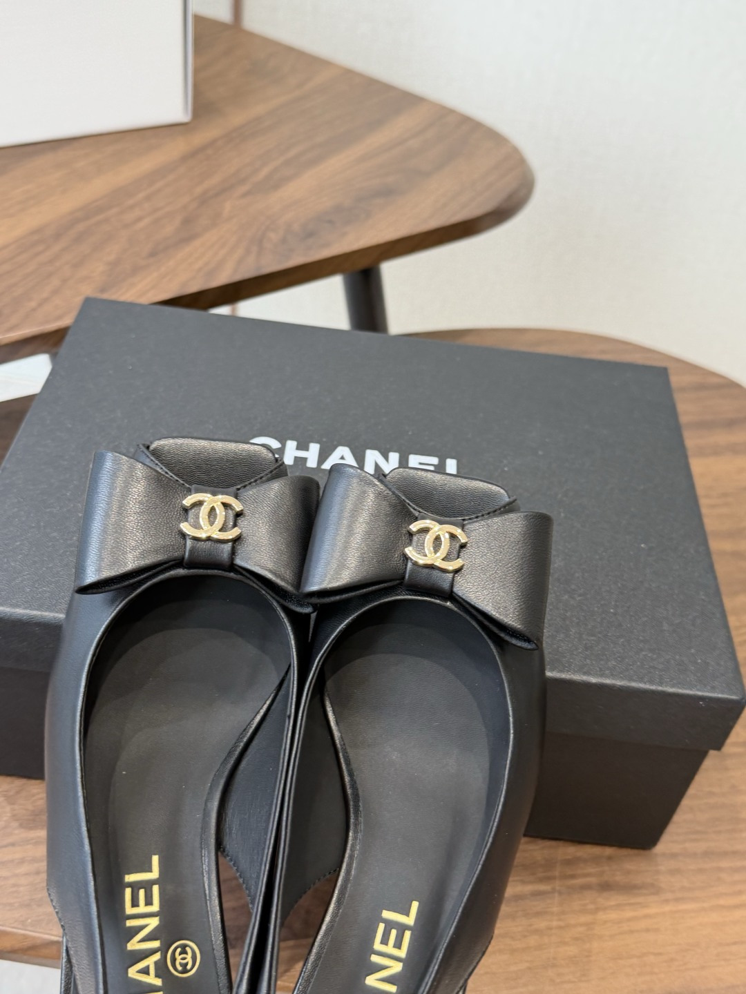 chanel 小香 26ss最新鱼嘴方头高跟鞋 蝴蝶结凉鞋 轻奢而不累脚、上脚可随意搭配春夏的服饰、更加彰显质感和品味、 chanel 小香 26ss最新鱼嘴方头高跟鞋 蝴蝶结凉鞋 轻奢而不累脚、上脚可随意搭配春夏的服饰、更加彰显质感和品味、