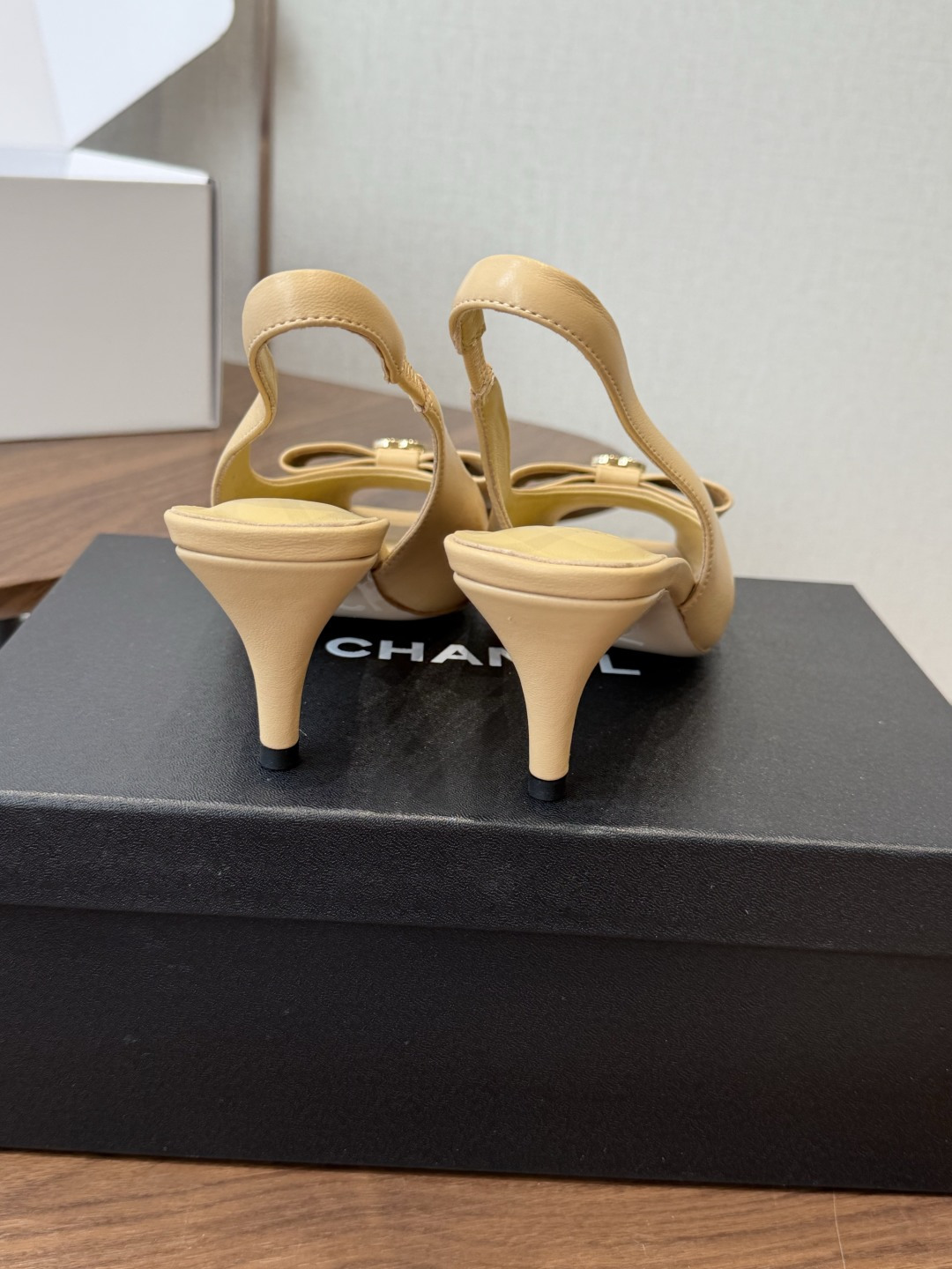 chanel 小香 26ss最新鱼嘴方头高跟鞋 蝴蝶结凉鞋 轻奢而不累脚、上脚可随意搭配春夏的服饰、更加彰显质感和品味、 chanel 小香 26ss最新鱼嘴方头高跟鞋 蝴蝶结凉鞋 轻奢而不累脚、上脚可随意搭配春夏的服饰、更加彰显质感和品味、