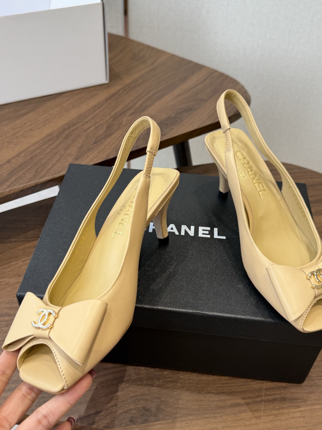 chanel 小香 26ss最新鱼嘴方头高跟鞋 蝴蝶结凉鞋 轻奢而不累脚、上脚可随意搭配春夏的服饰、更加彰显质感和品味、 chanel 小香 26ss最新鱼嘴方头高跟鞋 蝴蝶结凉鞋 轻奢而不累脚、上脚可随意搭配春夏的服饰、更加彰显质感和品味、