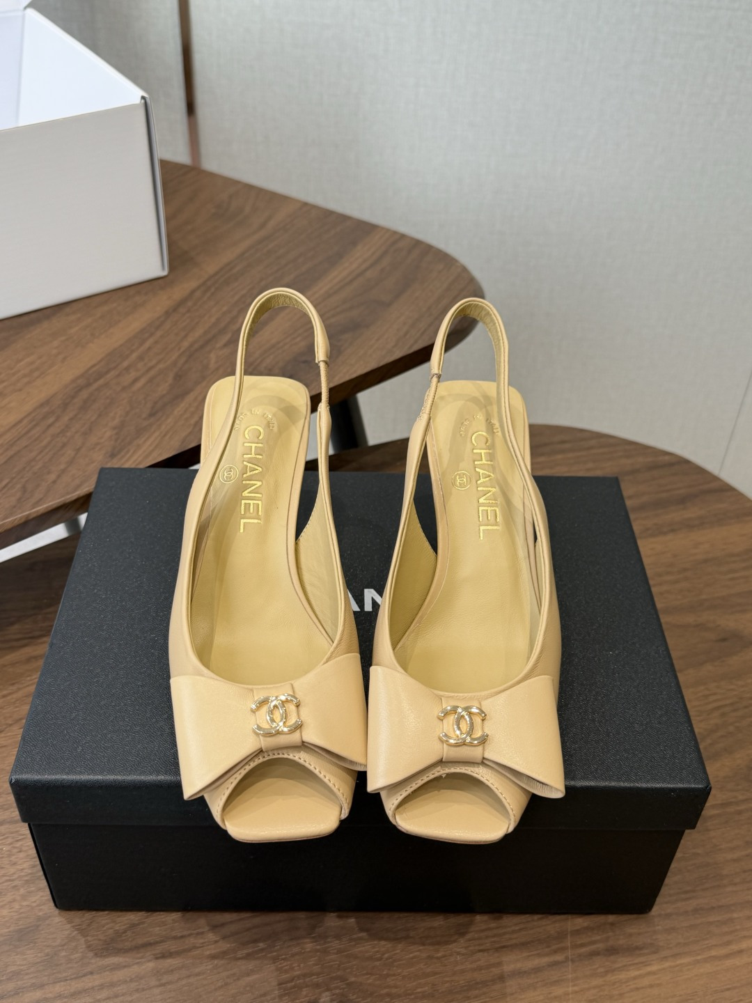 chanel 小香 26ss最新鱼嘴方头高跟鞋 蝴蝶结凉鞋 轻奢而不累脚、上脚可随意搭配春夏的服饰、更加彰显质感和品味、