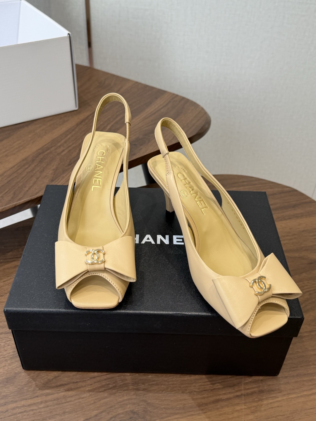 chanel 小香 26ss最新鱼嘴方头高跟鞋 蝴蝶结凉鞋 轻奢而不累脚、上脚可随意搭配春夏的服饰、更加彰显质感和品味、 chanel 小香 26ss最新鱼嘴方头高跟鞋 蝴蝶结凉鞋 轻奢而不累脚、上脚可随意搭配春夏的服饰、更加彰显质感和品味、