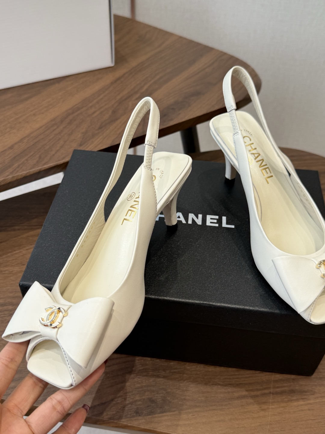 chanel 小香 26ss最新鱼嘴方头高跟鞋 蝴蝶结凉鞋 轻奢而不累脚、上脚可随意搭配春夏的服饰、更加彰显质感和品味、