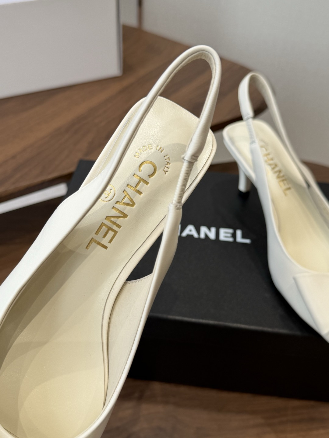 chanel 小香 26ss最新鱼嘴方头高跟鞋 蝴蝶结凉鞋 轻奢而不累脚、上脚可随意搭配春夏的服饰、更加彰显质感和品味、