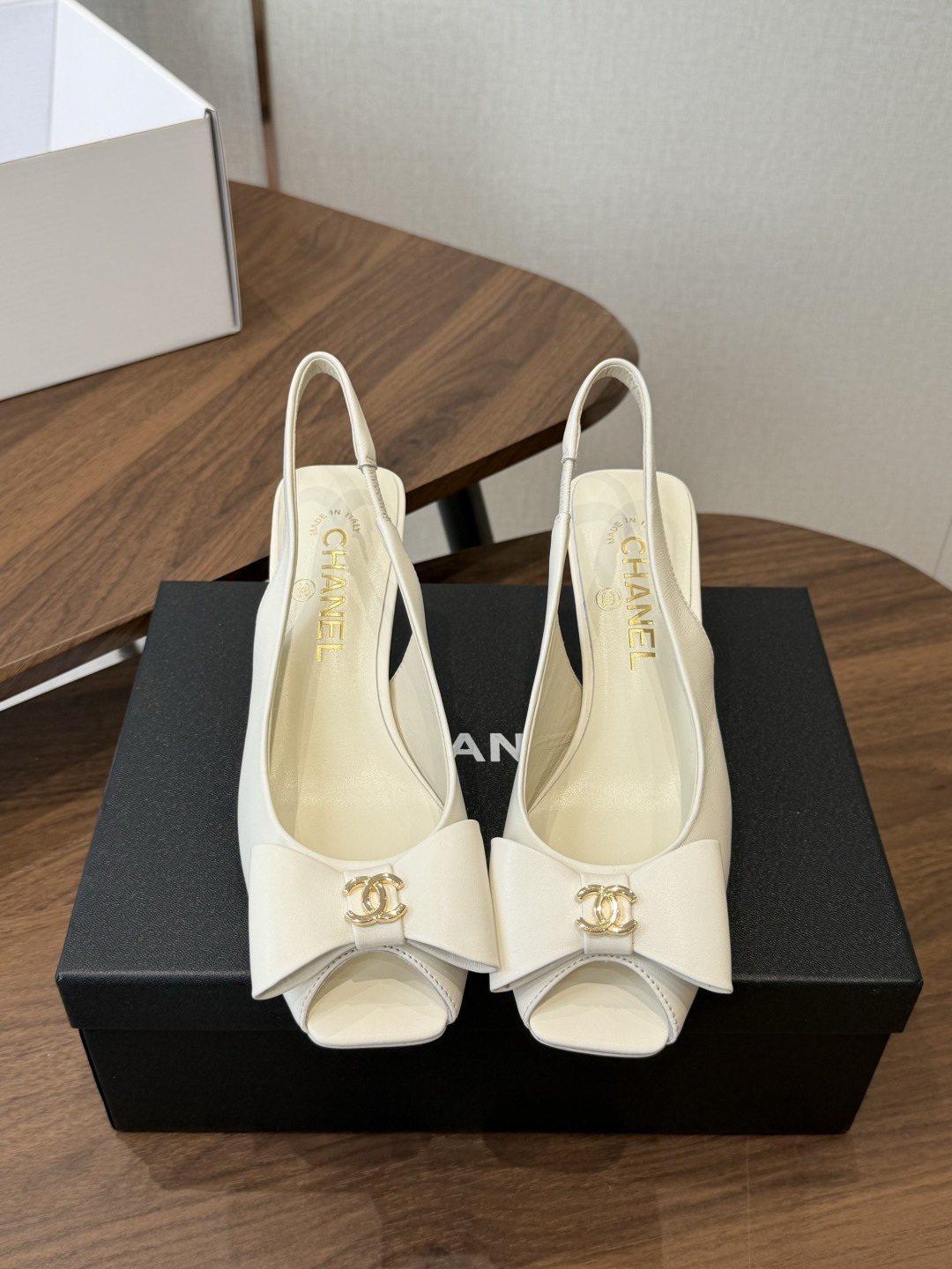 chanel 小香 26ss最新鱼嘴方头高跟鞋 蝴蝶结凉鞋 轻奢而不累脚、上脚可随意搭配春夏的服饰、更加彰显质感和品味、