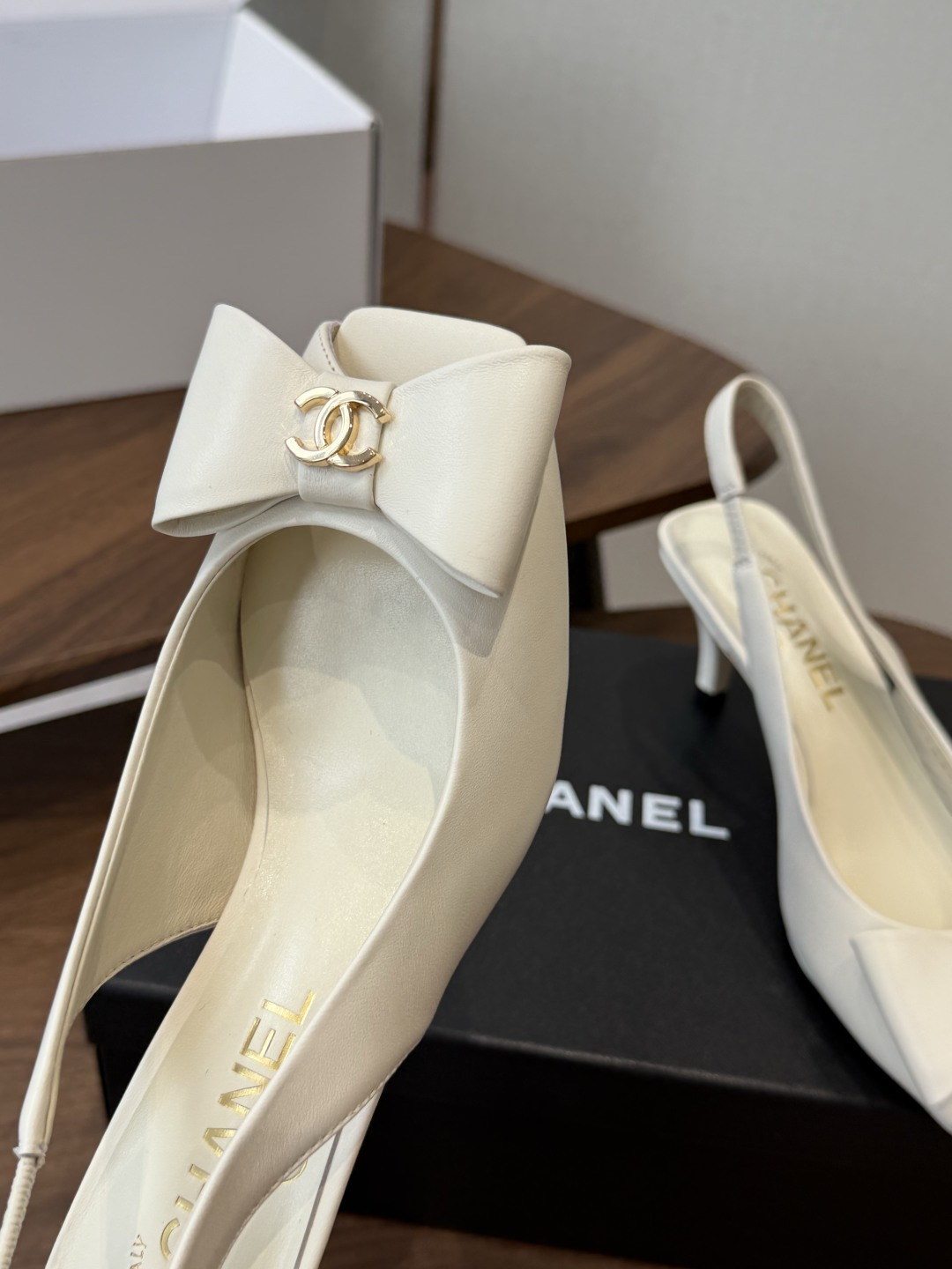 chanel 小香 26ss最新鱼嘴方头高跟鞋 蝴蝶结凉鞋 轻奢而不累脚、上脚可随意搭配春夏的服饰、更加彰显质感和品味、