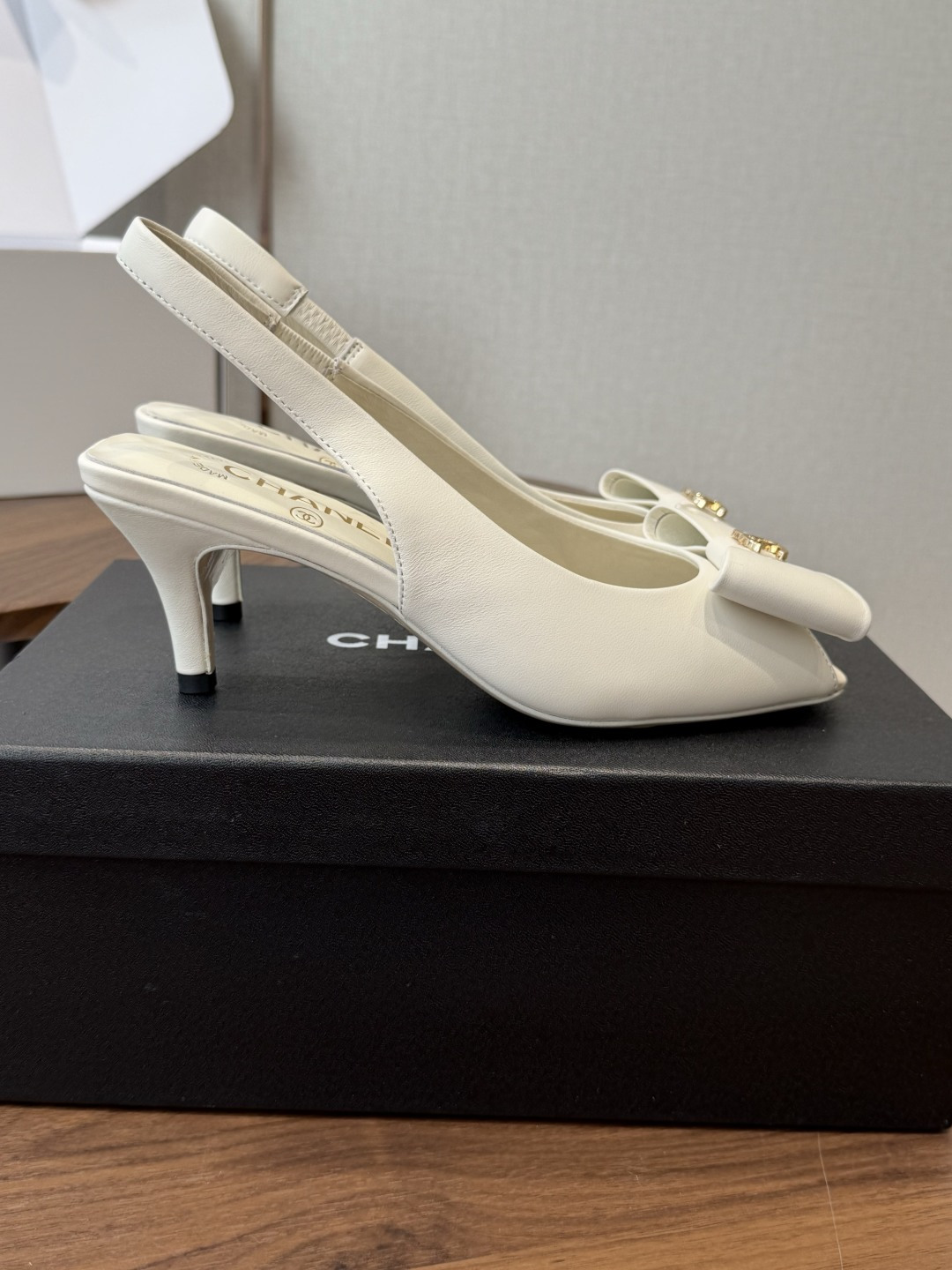 chanel 小香 26ss最新鱼嘴方头高跟鞋 蝴蝶结凉鞋 轻奢而不累脚、上脚可随意搭配春夏的服饰、更加彰显质感和品味、
