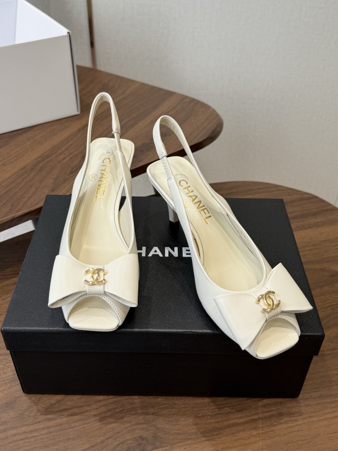 chanel 小香 26ss最新鱼嘴方头高跟鞋 蝴蝶结凉鞋 轻奢而不累脚、上脚可随意搭配春夏的服饰、更加彰显质感和品味、