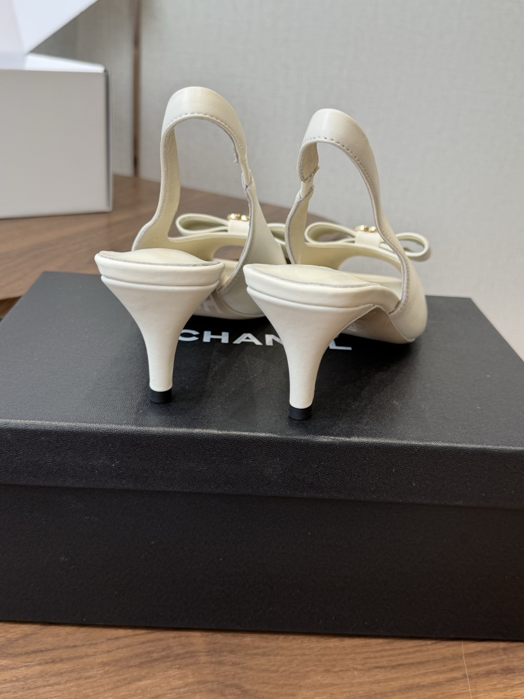 chanel 小香 26ss最新鱼嘴方头高跟鞋 蝴蝶结凉鞋 轻奢而不累脚、上脚可随意搭配春夏的服饰、更加彰显质感和品味、