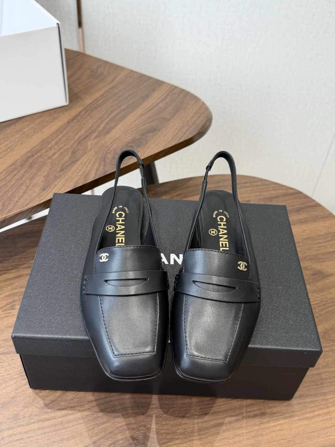 Chanel26SS新款方头凉拖鞋 经典方头鞋型自带复古高级感，拼色设计瞬间点亮整体造型，把香奈儿的品牌辨识度拉满。鞋身