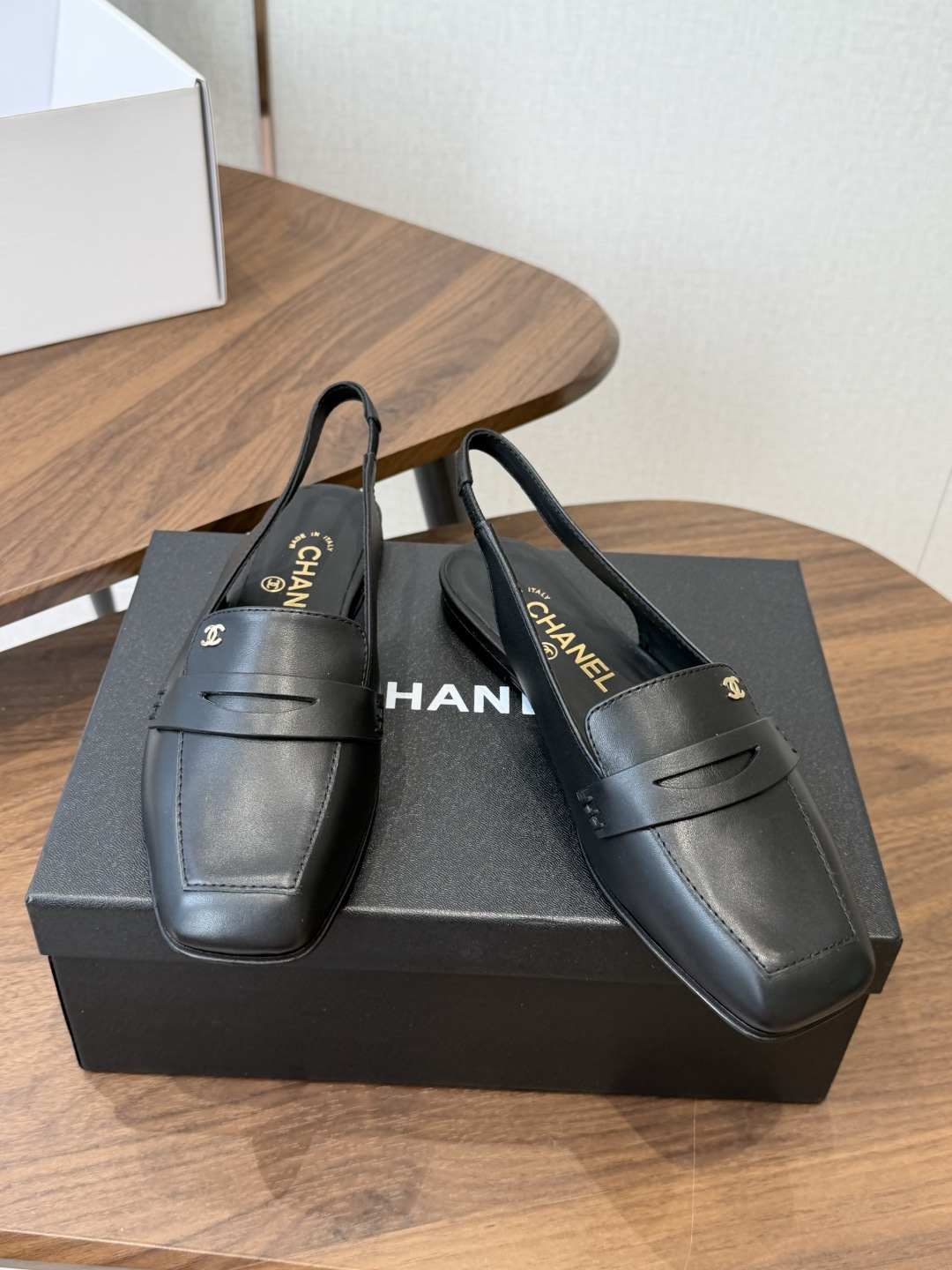 Chanel26SS新款方头凉拖鞋 经典方头鞋型自带复古高级感,拼色设计瞬间点亮整体造型,把香奈儿的品牌辨识度拉满。鞋身 Chanel26SS新款方头凉拖鞋 经典方头鞋型自带复古高级感,拼色设计瞬间点亮整体造型,把香奈儿的品牌辨识度拉满。鞋身