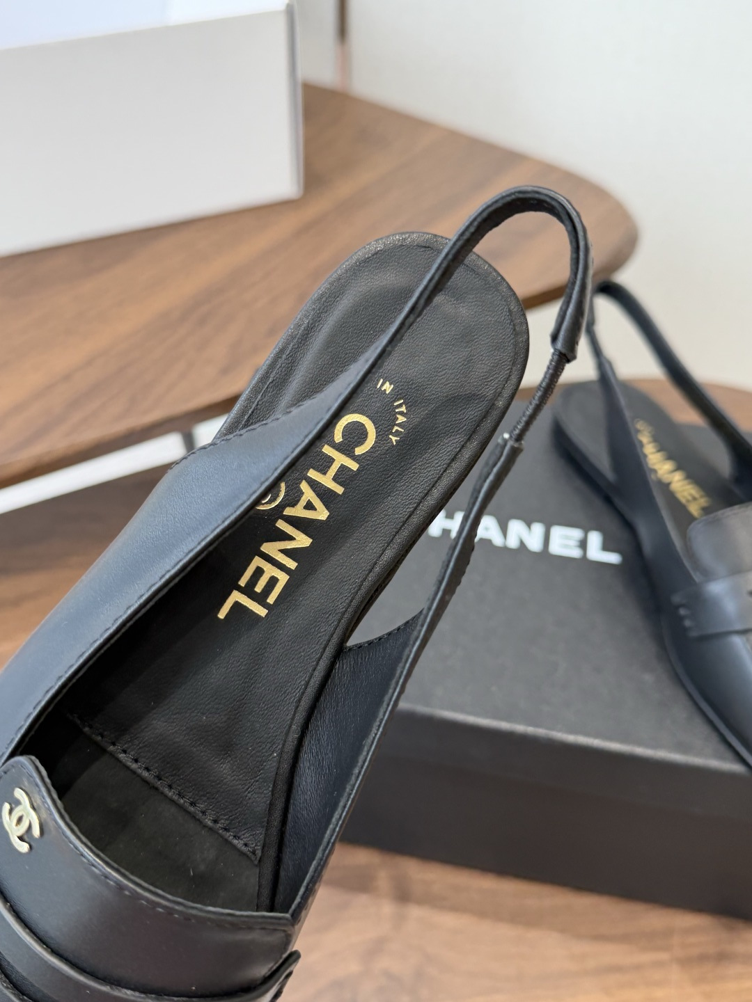 Chanel26SS新款方头凉拖鞋 经典方头鞋型自带复古高级感,拼色设计瞬间点亮整体造型,把香奈儿的品牌辨识度拉满。鞋身 Chanel26SS新款方头凉拖鞋 经典方头鞋型自带复古高级感,拼色设计瞬间点亮整体造型,把香奈儿的品牌辨识度拉满。鞋身