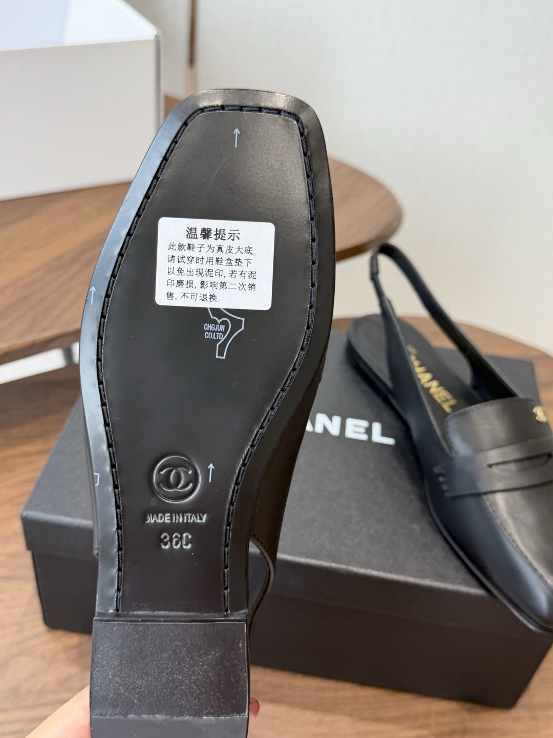 Chanel26SS新款方头凉拖鞋 经典方头鞋型自带复古高级感,拼色设计瞬间点亮整体造型,把香奈儿的品牌辨识度拉满。鞋身 Chanel26SS新款方头凉拖鞋 经典方头鞋型自带复古高级感,拼色设计瞬间点亮整体造型,把香奈儿的品牌辨识度拉满。鞋身