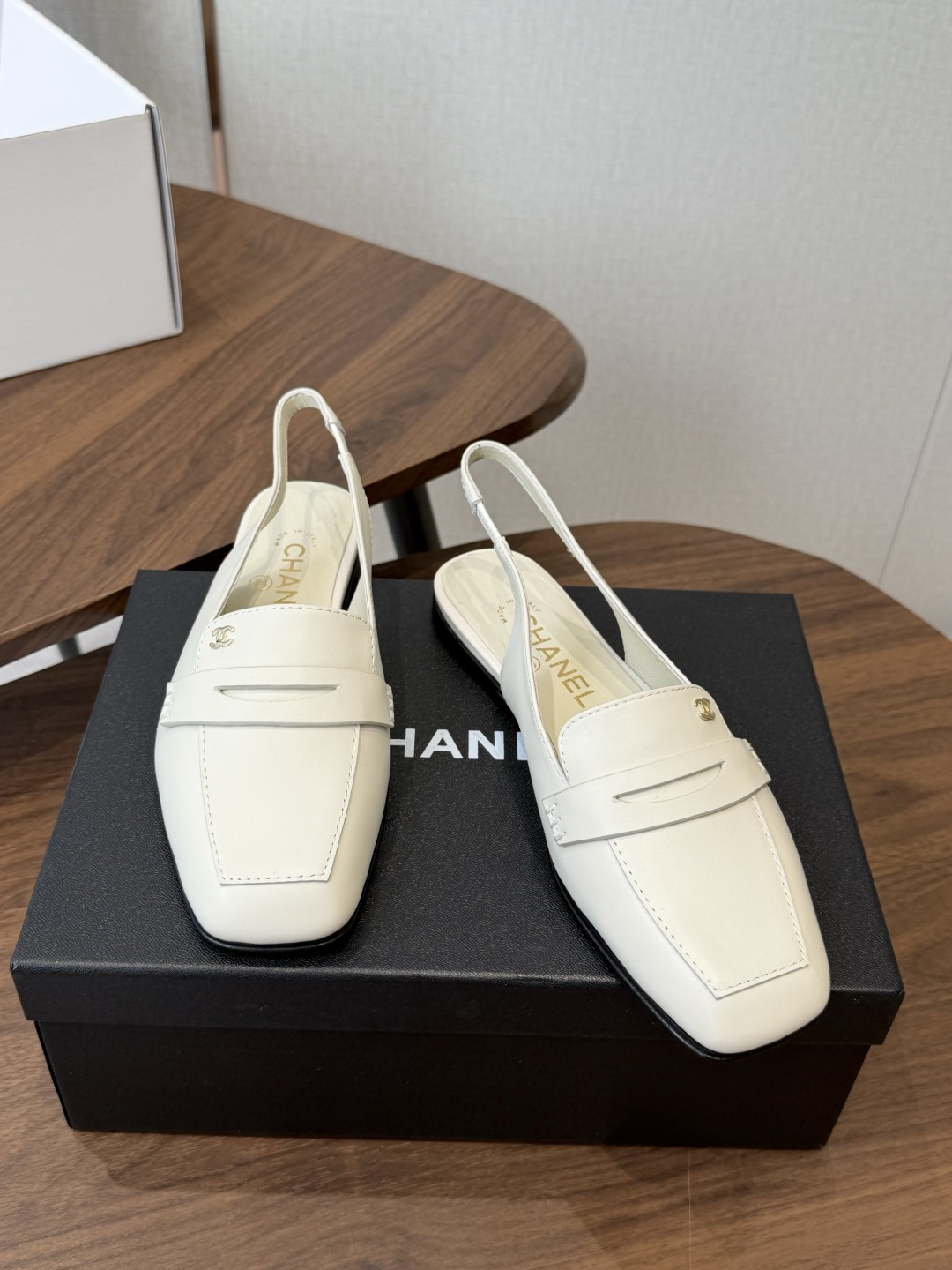 Chanel26SS新款方头凉拖鞋 经典方头鞋型自带复古高级感，拼色设计瞬间点亮整体造型，把香奈儿的品牌辨识度拉满。鞋身