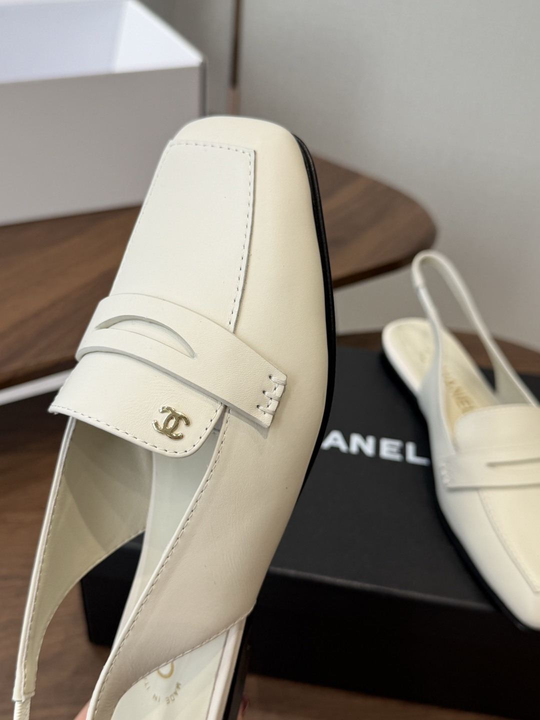 Chanel26SS新款方头凉拖鞋 经典方头鞋型自带复古高级感，拼色设计瞬间点亮整体造型，把香奈儿的品牌辨识度拉满。鞋身