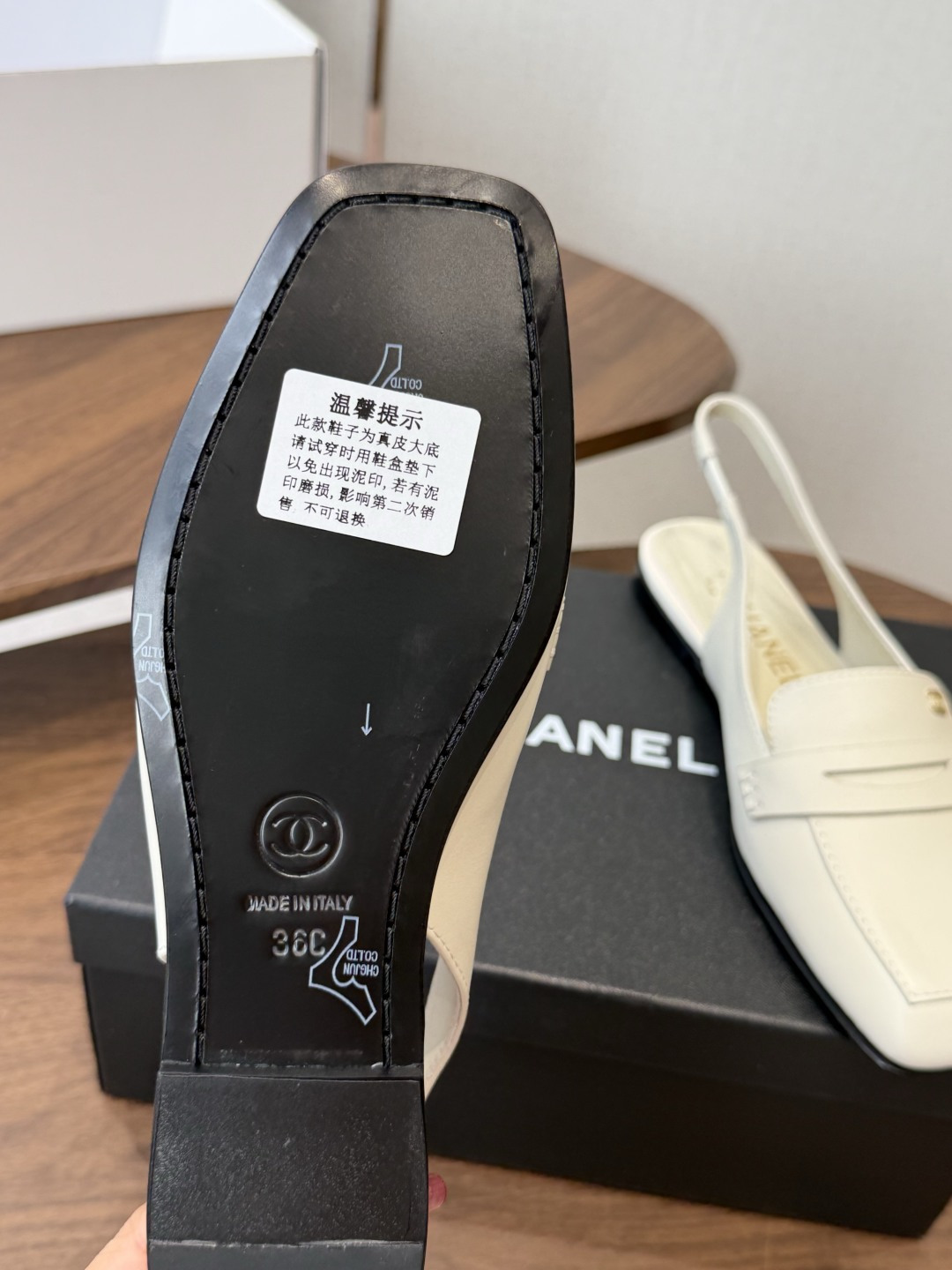 Chanel26SS新款方头凉拖鞋 经典方头鞋型自带复古高级感，拼色设计瞬间点亮整体造型，把香奈儿的品牌辨识度拉满。鞋身