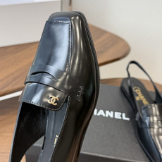 Chanel26SS新款方头凉拖鞋 经典方头鞋型自带复古高级感,拼色设计瞬间点亮整体造型,把香奈儿的品牌辨识度拉满。鞋身 Chanel26SS新款方头凉拖鞋 经典方头鞋型自带复古高级感,拼色设计瞬间点亮整体造型,把香奈儿的品牌辨识度拉满。鞋身