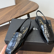 Chanel26SS新款方头凉拖鞋 经典方头鞋型自带复古高级感,拼色设计瞬间点亮整体造型,把香奈儿的品牌辨识度拉满。鞋身 Chanel26SS新款方头凉拖鞋 经典方头鞋型自带复古高级感,拼色设计瞬间点亮整体造型,把香奈儿的品牌辨识度拉满。鞋身