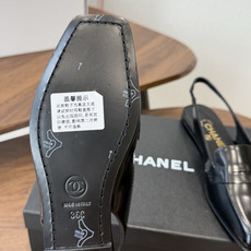 Chanel26SS新款方头凉拖鞋 经典方头鞋型自带复古高级感,拼色设计瞬间点亮整体造型,把香奈儿的品牌辨识度拉满。鞋身 Chanel26SS新款方头凉拖鞋 经典方头鞋型自带复古高级感,拼色设计瞬间点亮整体造型,把香奈儿的品牌辨识度拉满。鞋身