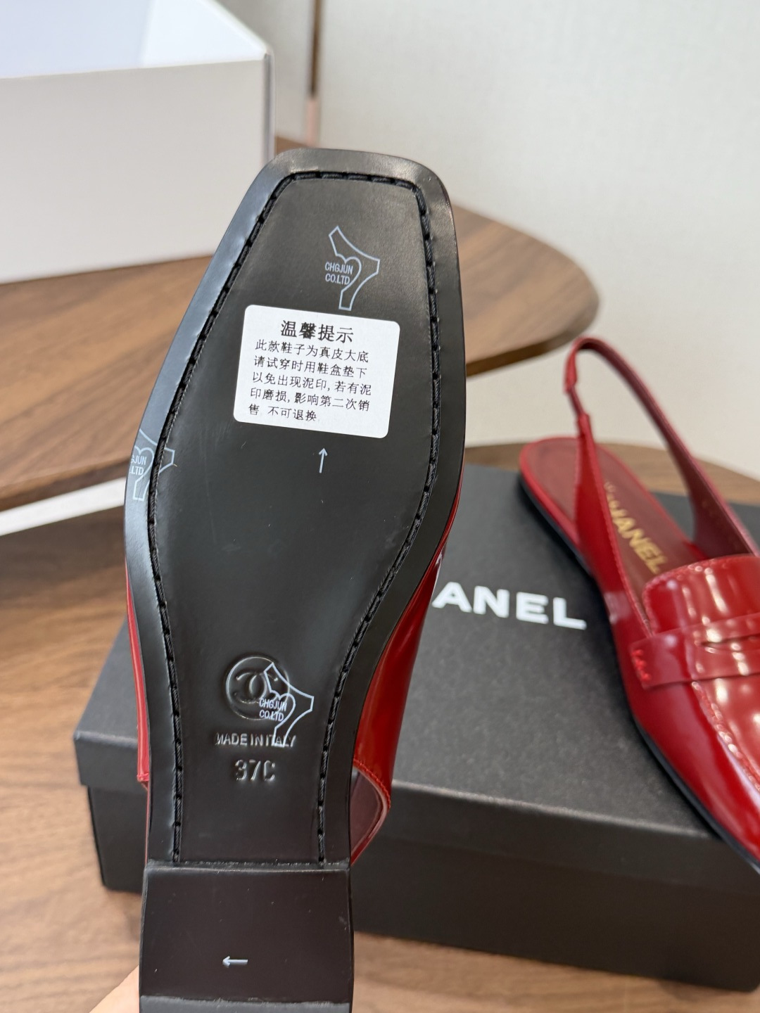 Chanel26SS新款方头凉拖鞋 经典方头鞋型自带复古高级感，拼色设计瞬间点亮整体造型，把香奈儿的品牌辨识度拉满。鞋身
