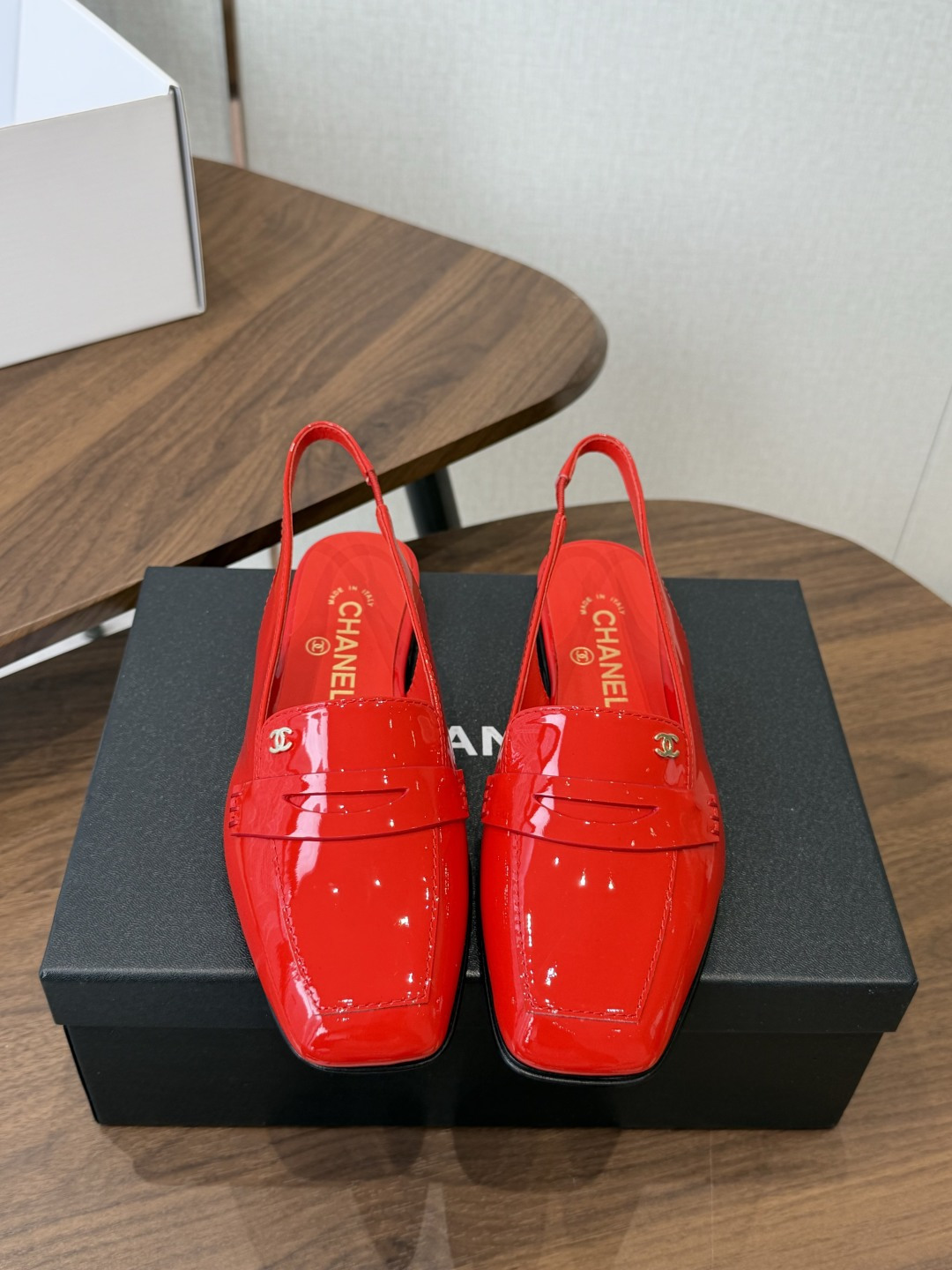 Chanel26SS新款方头凉拖鞋 经典方头鞋型自带复古高级感，拼色设计瞬间点亮整体造型，把香奈儿的品牌辨识度拉满。鞋身