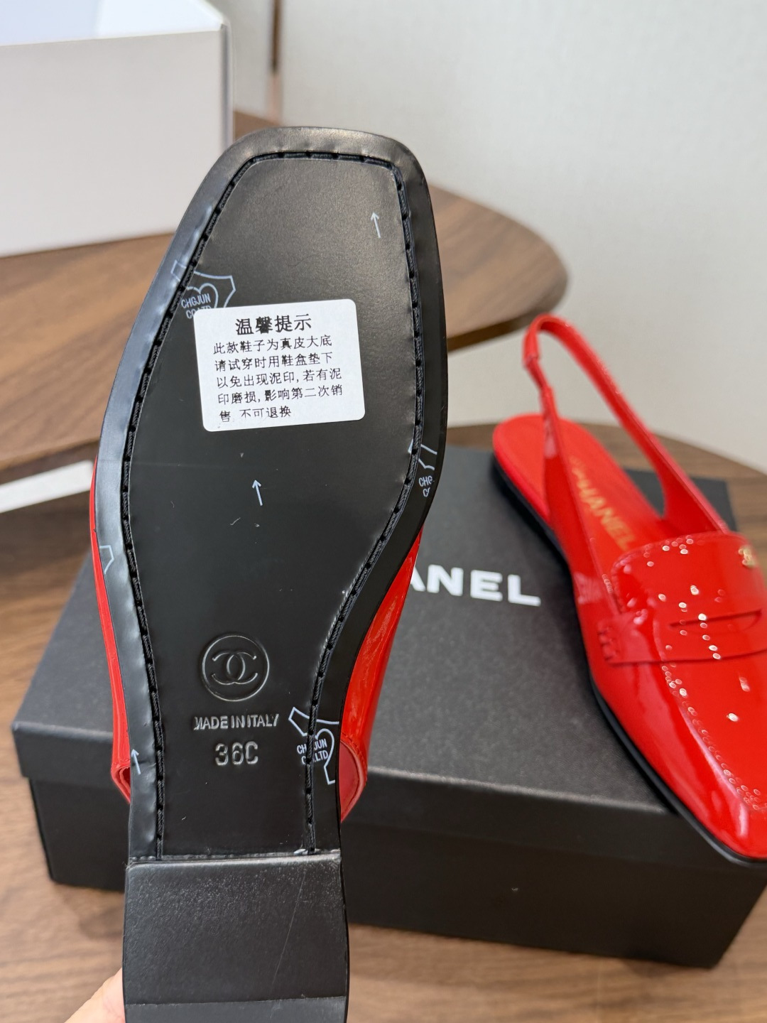 Chanel26SS新款方头凉拖鞋 经典方头鞋型自带复古高级感，拼色设计瞬间点亮整体造型，把香奈儿的品牌辨识度拉满。鞋身
