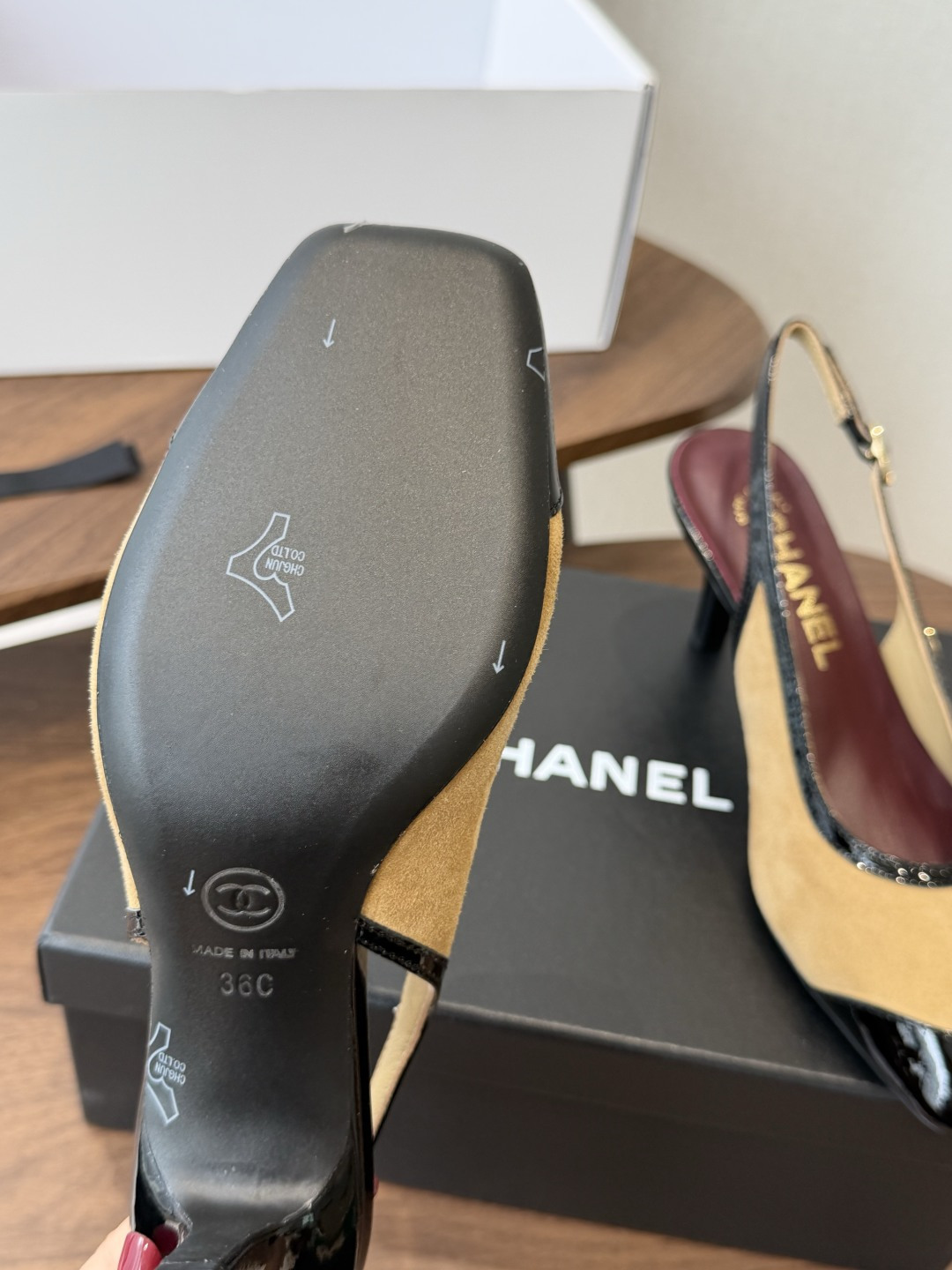 Chanel26SS早春新款方头拼色细跟凉鞋 方头的设计自带法式复古滤镜,既能温柔修饰脚型,又不会像尖头鞋那样挑脚,搭配 Chanel26SS早春新款方头拼色细跟凉鞋 方头的设计自带法式复古滤镜,既能温柔修饰脚型,又不会像尖头鞋那样挑脚,搭配