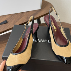 Chanel26SS早春新款方头拼色细跟凉鞋 方头的设计自带法式复古滤镜,既能温柔修饰脚型,又不会像尖头鞋那样挑脚,搭配 Chanel26SS早春新款方头拼色细跟凉鞋 方头的设计自带法式复古滤镜,既能温柔修饰脚型,又不会像尖头鞋那样挑脚,搭配