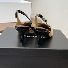 Chanel26SS早春新款方头拼色细跟凉鞋 方头的设计自带法式复古滤镜,既能温柔修饰脚型,又不会像尖头鞋那样挑脚,搭配 Chanel26SS早春新款方头拼色细跟凉鞋 方头的设计自带法式复古滤镜,既能温柔修饰脚型,又不会像尖头鞋那样挑脚,搭配