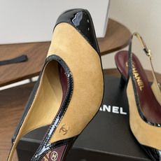 Chanel26SS早春新款方头拼色细跟凉鞋 方头的设计自带法式复古滤镜,既能温柔修饰脚型,又不会像尖头鞋那样挑脚,搭配 Chanel26SS早春新款方头拼色细跟凉鞋 方头的设计自带法式复古滤镜,既能温柔修饰脚型,又不会像尖头鞋那样挑脚,搭配