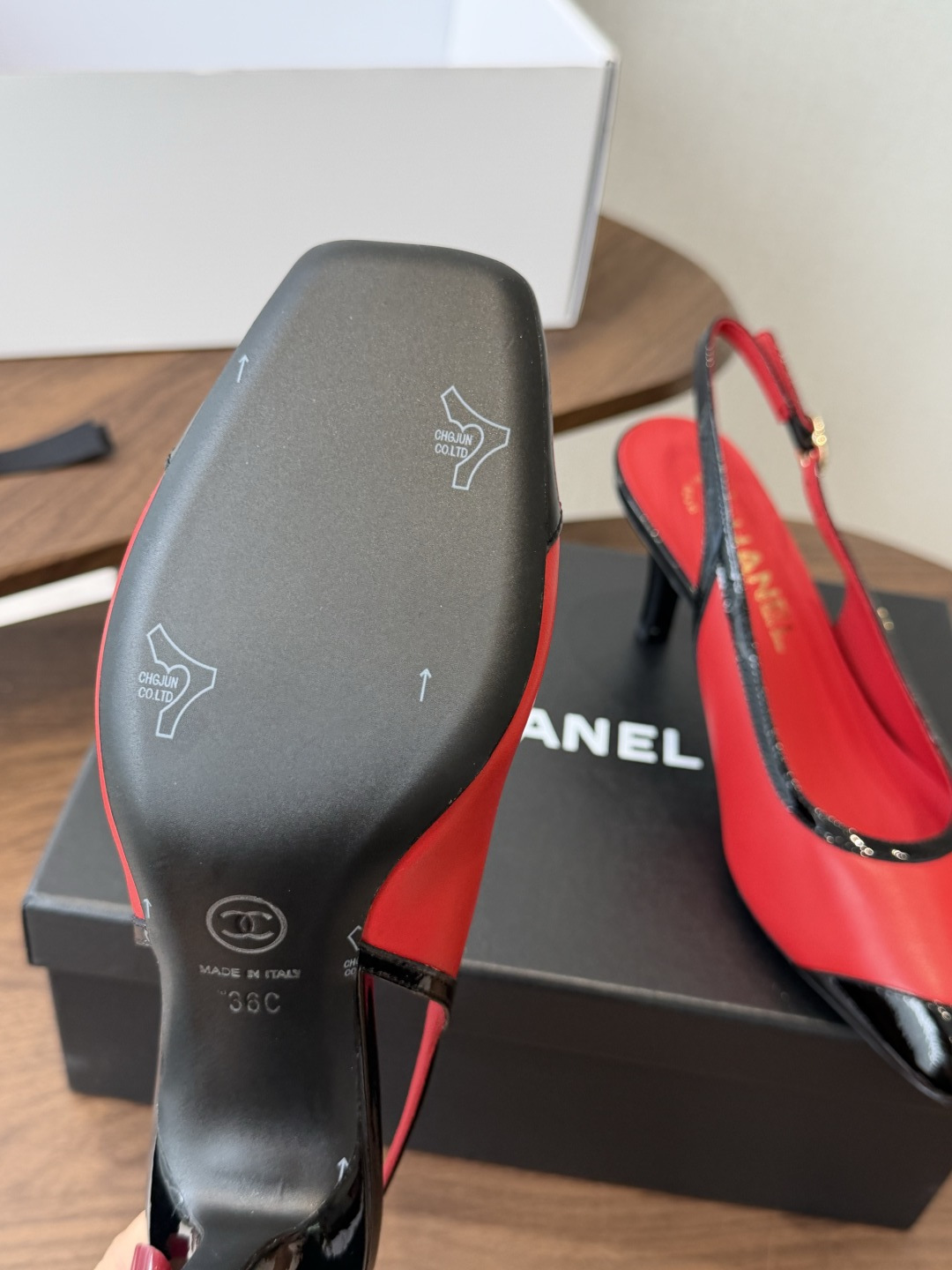Chanel26SS早春新款方头拼色细跟凉鞋 方头的设计自带法式复古滤镜，既能温柔修饰脚型，又不会像尖头鞋那样挑脚，搭配