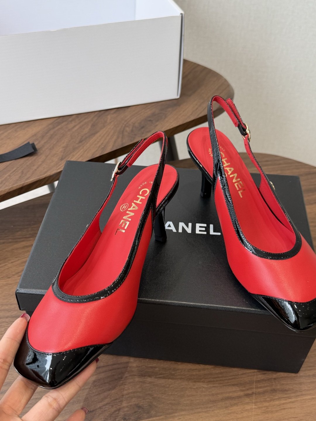 Chanel26SS早春新款方头拼色细跟凉鞋 方头的设计自带法式复古滤镜，既能温柔修饰脚型，又不会像尖头鞋那样挑脚，搭配