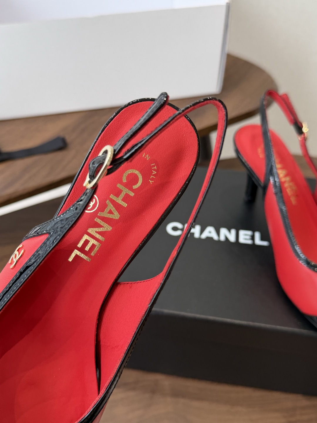 Chanel26SS早春新款方头拼色细跟凉鞋 方头的设计自带法式复古滤镜，既能温柔修饰脚型，又不会像尖头鞋那样挑脚，搭配