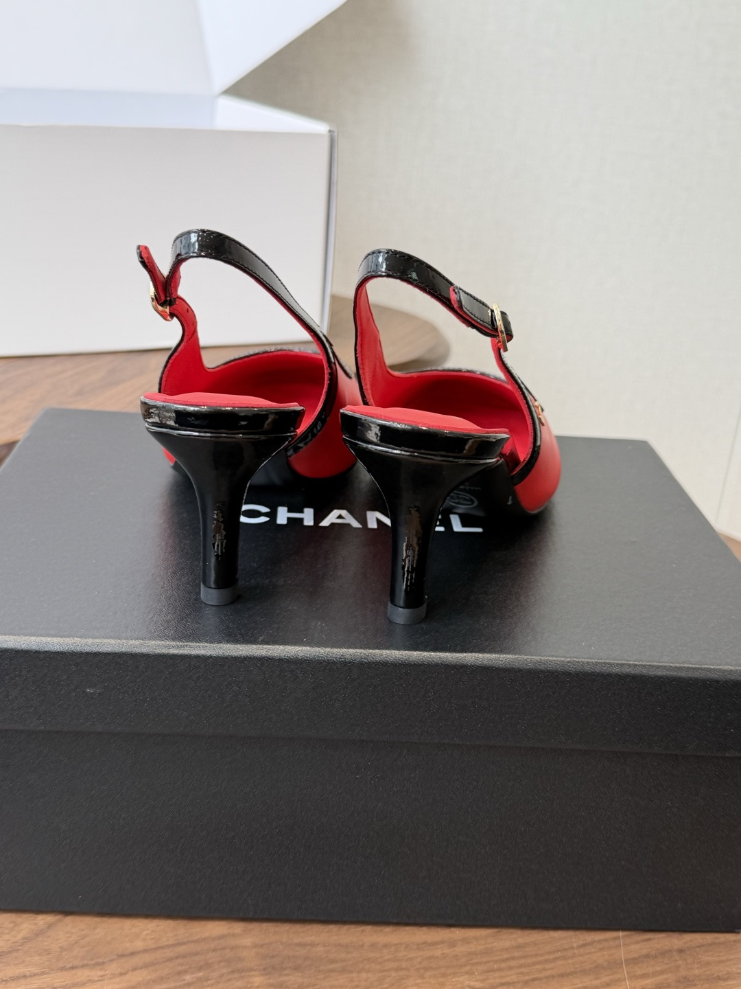Chanel26SS早春新款方头拼色细跟凉鞋 方头的设计自带法式复古滤镜，既能温柔修饰脚型，又不会像尖头鞋那样挑脚，搭配