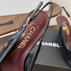 Chanel26SS早春新款方头拼色细跟凉鞋 方头的设计自带法式复古滤镜,既能温柔修饰脚型,又不会像尖头鞋那样挑脚,搭配 Chanel26SS早春新款方头拼色细跟凉鞋 方头的设计自带法式复古滤镜,既能温柔修饰脚型,又不会像尖头鞋那样挑脚,搭配
