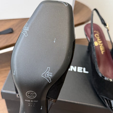 Chanel26SS早春新款方头拼色细跟凉鞋 方头的设计自带法式复古滤镜,既能温柔修饰脚型,又不会像尖头鞋那样挑脚,搭配 Chanel26SS早春新款方头拼色细跟凉鞋 方头的设计自带法式复古滤镜,既能温柔修饰脚型,又不会像尖头鞋那样挑脚,搭配