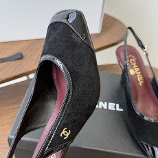 Chanel26SS早春新款方头拼色细跟凉鞋 方头的设计自带法式复古滤镜,既能温柔修饰脚型,又不会像尖头鞋那样挑脚,搭配 Chanel26SS早春新款方头拼色细跟凉鞋 方头的设计自带法式复古滤镜,既能温柔修饰脚型,又不会像尖头鞋那样挑脚,搭配