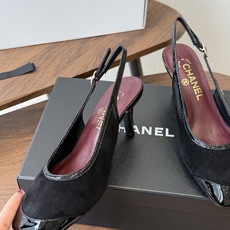 Chanel26SS早春新款方头拼色细跟凉鞋 方头的设计自带法式复古滤镜,既能温柔修饰脚型,又不会像尖头鞋那样挑脚,搭配 Chanel26SS早春新款方头拼色细跟凉鞋 方头的设计自带法式复古滤镜,既能温柔修饰脚型,又不会像尖头鞋那样挑脚,搭配