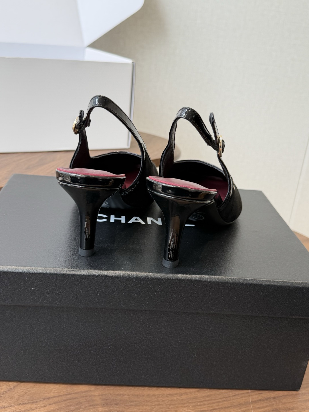 Chanel26SS早春新款方头拼色细跟凉鞋 方头的设计自带法式复古滤镜,既能温柔修饰脚型,又不会像尖头鞋那样挑脚,搭配 Chanel26SS早春新款方头拼色细跟凉鞋 方头的设计自带法式复古滤镜,既能温柔修饰脚型,又不会像尖头鞋那样挑脚,搭配