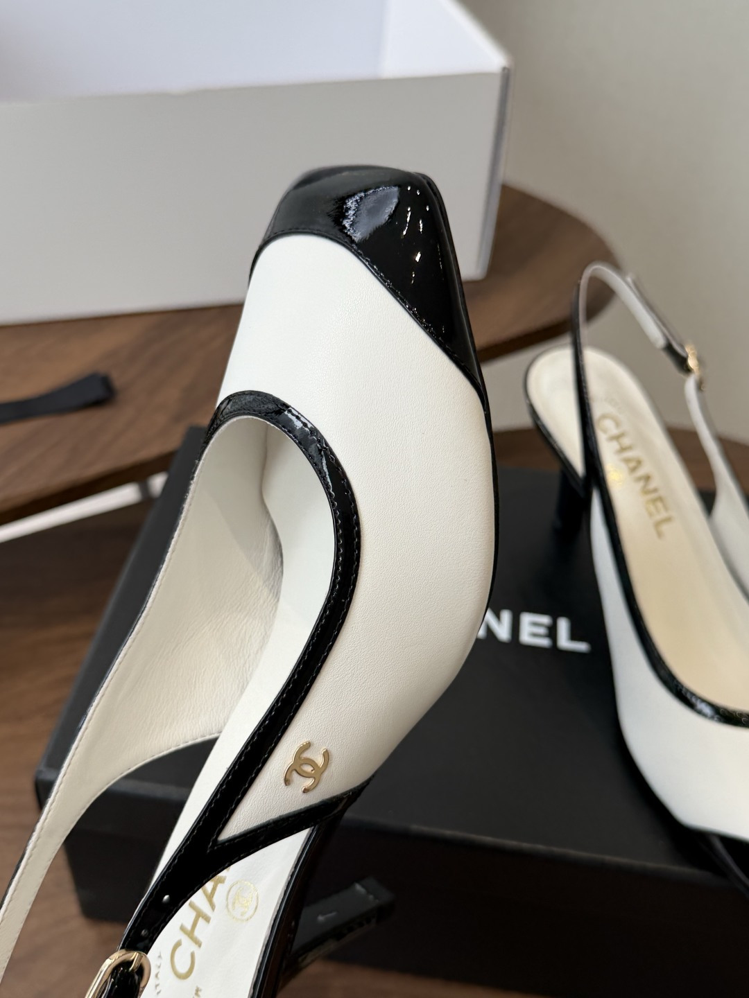Chanel26SS早春新款方头拼色细跟凉鞋 方头的设计自带法式复古滤镜,既能温柔修饰脚型,又不会像尖头鞋那样挑脚,搭配 Chanel26SS早春新款方头拼色细跟凉鞋 方头的设计自带法式复古滤镜,既能温柔修饰脚型,又不会像尖头鞋那样挑脚,搭配