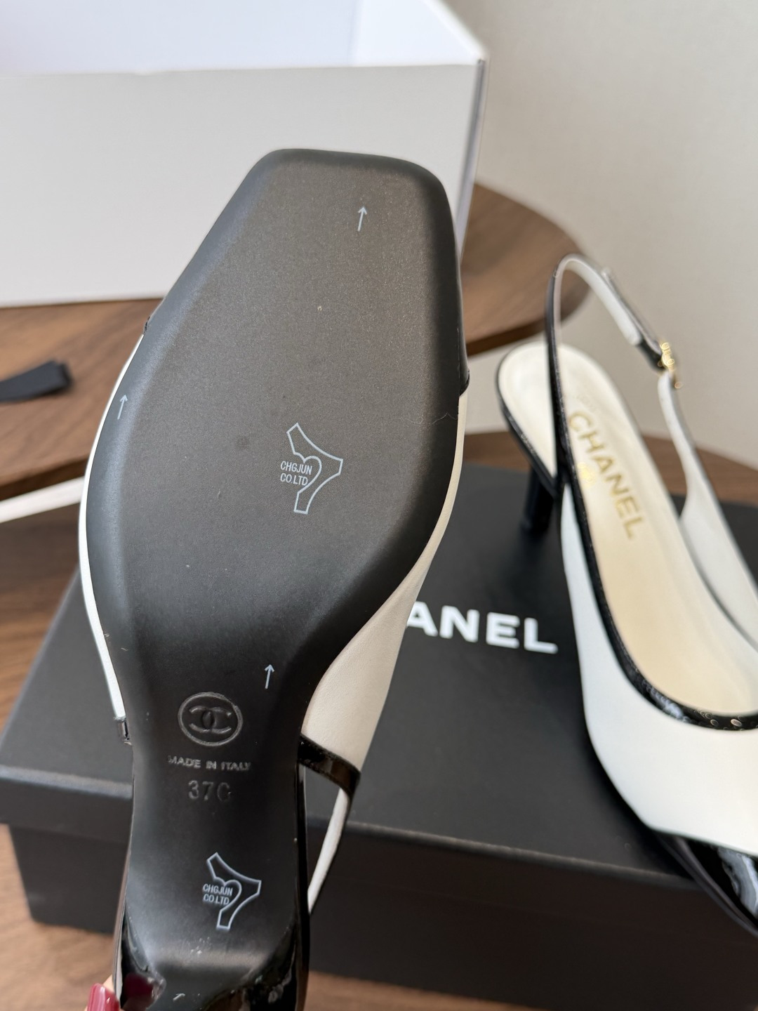 Chanel26SS早春新款方头拼色细跟凉鞋 方头的设计自带法式复古滤镜,既能温柔修饰脚型,又不会像尖头鞋那样挑脚,搭配 Chanel26SS早春新款方头拼色细跟凉鞋 方头的设计自带法式复古滤镜,既能温柔修饰脚型,又不会像尖头鞋那样挑脚,搭配